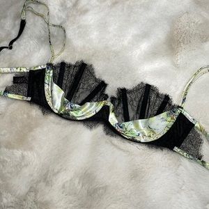 Victoria’s Secret very sexy unlined Demi size 34D bra